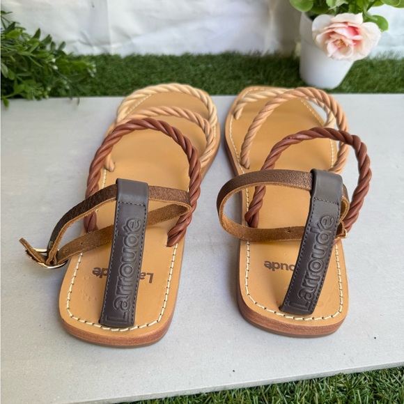 Larroude Santorini Flat Sandals
Multi Neutral Leather Rope Style
Sz 9 brand new - Picture 3 of 8